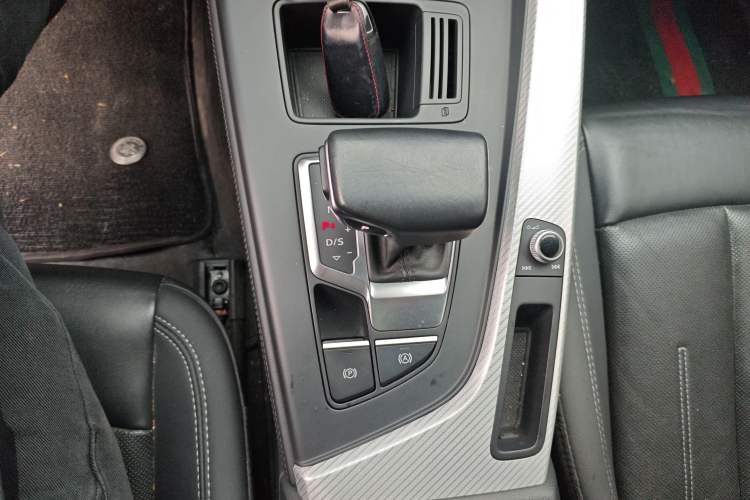 Used Audi A4L 2020 40 TFSI Fashionable and Elegant Model Gear Lever