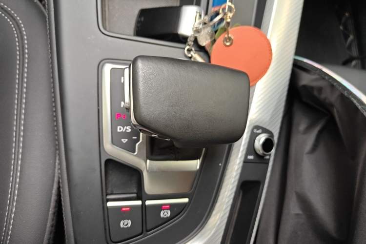 Used Audi A4L 2020 40 TFSI Fashionable and Elegant Model Gear Lever