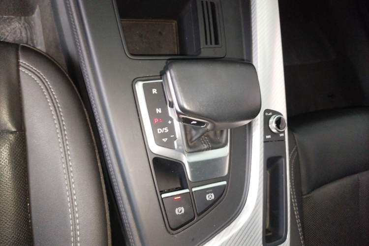 Used Audi A4L 2020 40 TFSI Fashionable and Elegant Model Gear Lever
