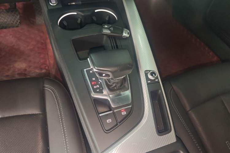Used Audi A4L 2020 40 TFSI Fashionable and Elegant Model Gear Lever