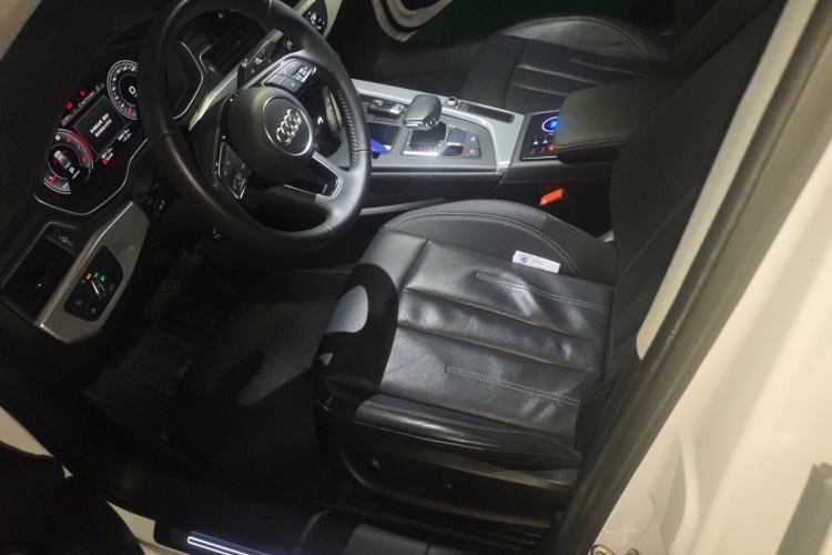 Used Audi A4L 2020 40 TFSI Fashionable and Elegant Model Left Front Seat