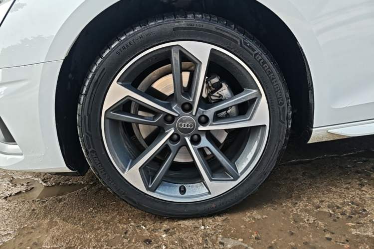 Used Audi A4L 2020 40 TFSI Fashionable and Elegant Model Left Front Wheel Hub