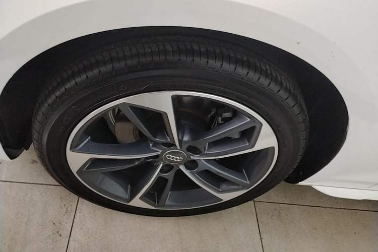 Used Audi A4L 2020 40 TFSI Fashionable and Elegant Model Left Front Wheel Hub