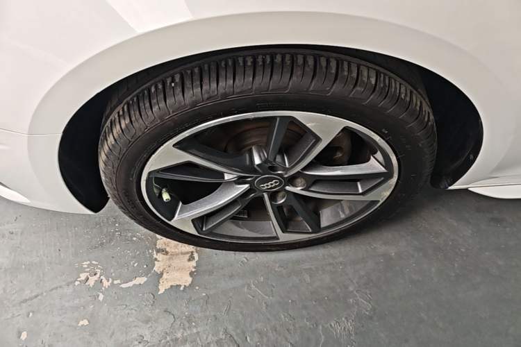 Used Audi A4L 2020 40 TFSI Fashionable and Elegant Model Left Front Wheel Hub