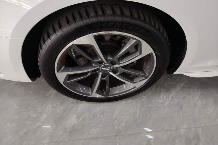 Used Audi A4L 2020 40 TFSI Fashionable and Elegant Model Left Front Wheel Hub