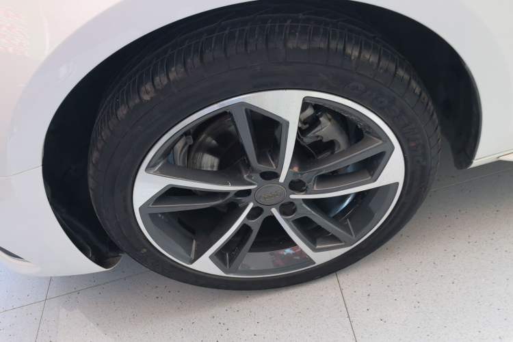 Used Audi A4L 2020 40 TFSI Fashionable and Elegant Model Left Front Wheel Hub