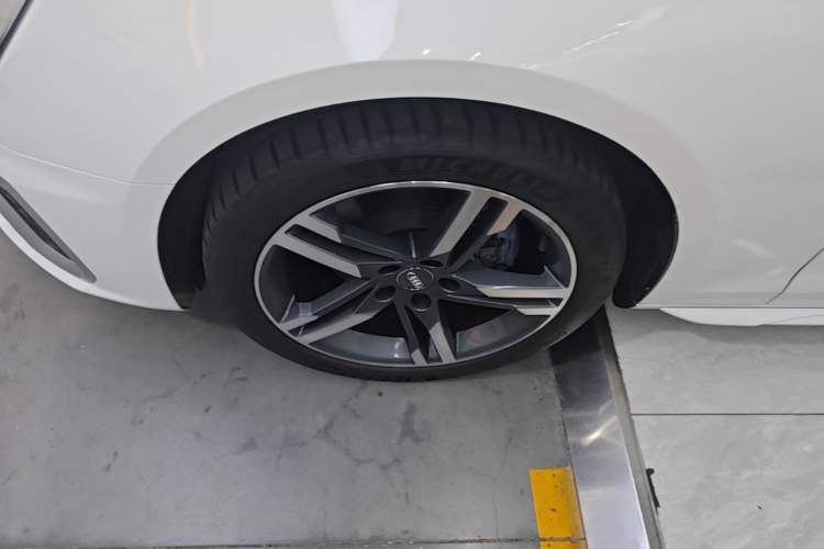 Used Audi A4L 2020 40 TFSI Luxury Dynamic Model Left Front Wheel Hub