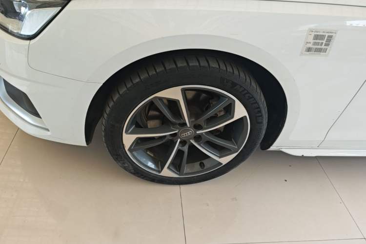 Used Audi A4L 2020 40 TFSI Fashionable and Elegant Model Left Front Wheel Hub