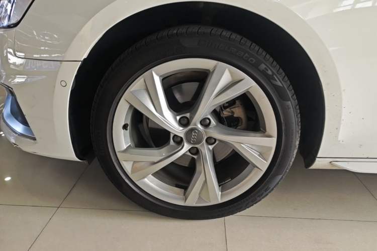 Used Audi A4L 2020 40 TFSI Fashionable and Elegant Model Left Front Wheel Hub