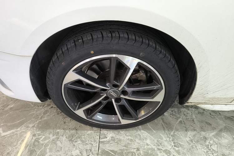 Used Audi A4L 2020 40 TFSI Fashionable and Elegant Model Left Front Wheel Hub