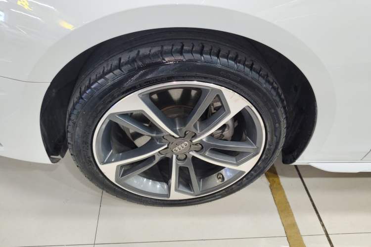 Used Audi A4L 2020 40 TFSI Fashionable and Elegant Model Left Front Wheel Hub