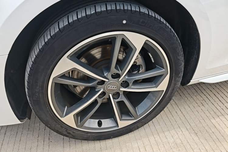 Used Audi A4L 2020 40 TFSI Fashionable and Elegant Model Left Front Wheel Hub