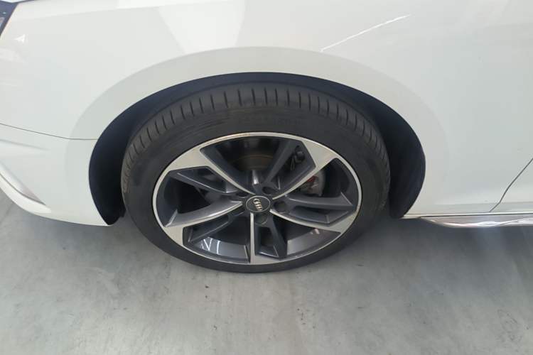Used Audi A4L 2020 40 TFSI Fashionable and Elegant Model Left Front Wheel Hub