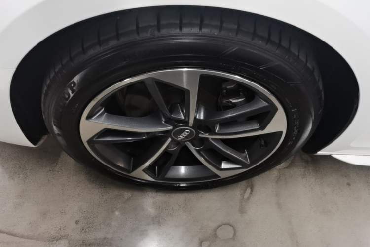 Used Audi A4L 2020 40 TFSI Fashionable and Elegant Model Left Front Wheel Hub