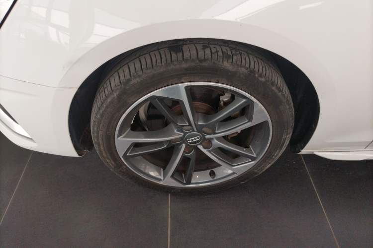 Used Audi A4L 2020 40 TFSI Fashionable and Elegant Model Left Front Wheel Hub