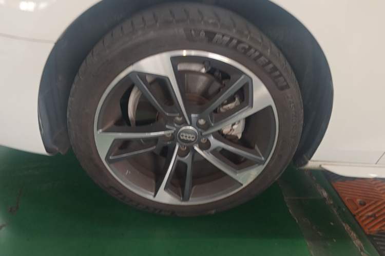 Used Audi A4L 2020 40 TFSI Fashionable and Elegant Model Left Front Wheel Hub