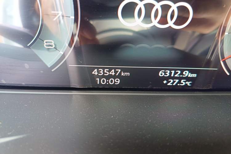 Used Audi A4L 2020 40 TFSI Fashion Dynamic Model Odometer Close Up