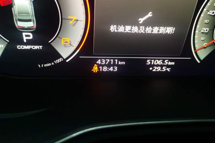 Used Audi A4L 2020 40 TFSI Fashionable and Elegant Model Odometer Close Up
