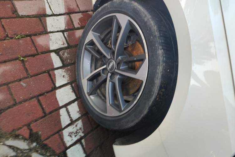 Used Audi A4L 2020 40 TFSI Fashionable and Elegant Model Right Front Wheel Hub