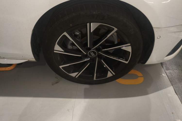 Used Audi A4L 2020 40 TFSI Fashionable and Elegant Model Right Front Wheel Hub
