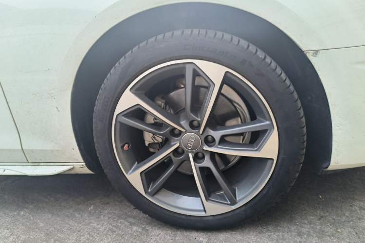 Used Audi A4L 2020 40 TFSI Fashionable and Elegant Model Right Front Wheel Hub
