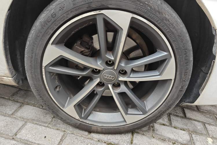Used Audi A4L 2020 40 TFSI Fashionable and Elegant Model Right Front Wheel Hub