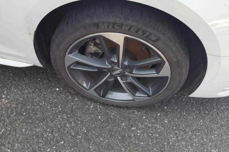 Used Audi A4L 2020 40 TFSI Fashionable and Elegant Model Right Front Wheel Hub