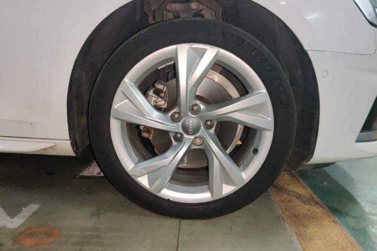Used Audi A4L 2020 40 TFSI Fashionable and Elegant Model Right Front Wheel Hub