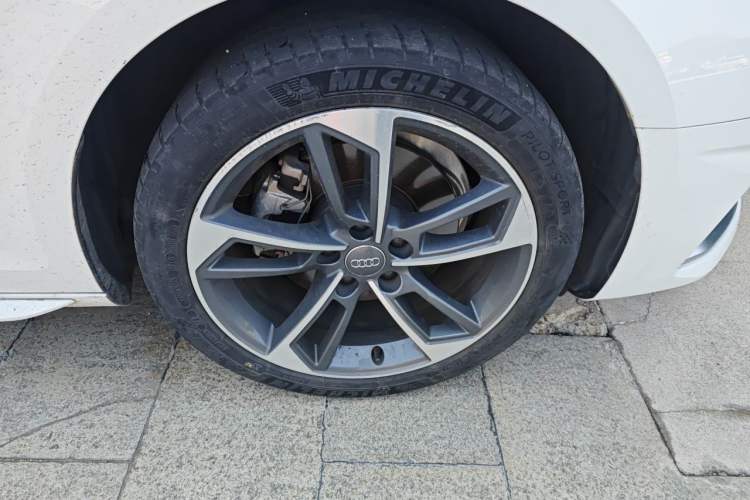Used Audi A4L 2020 40 TFSI Fashionable and Elegant Model Right Front Wheel Hub