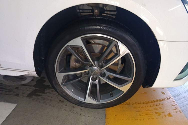 Used Audi A4L 2020 40 TFSI Fashionable and Elegant Model Right Front Wheel Hub