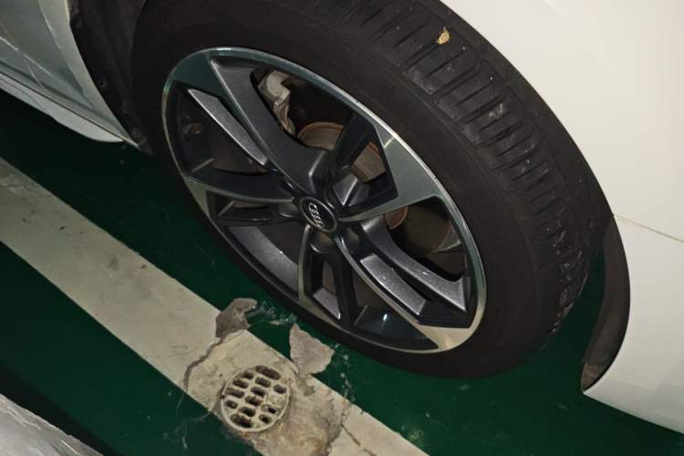 Used Audi A4L 2020 40 TFSI Fashionable and Elegant Model Right Front Wheel Hub