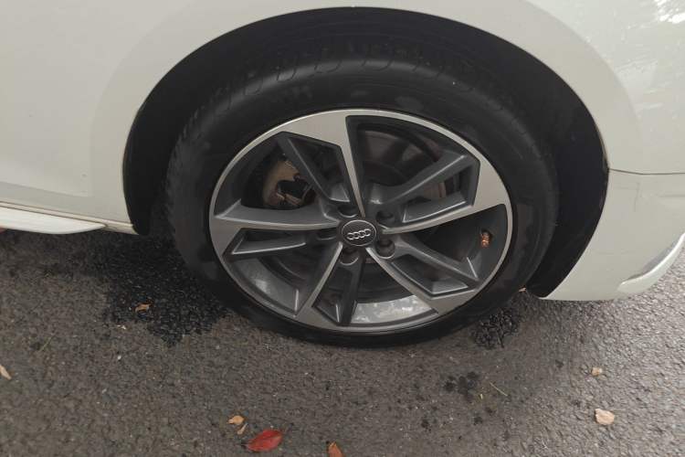Used Audi A4L 2020 40 TFSI Fashionable and Elegant Model Right Front Wheel Hub