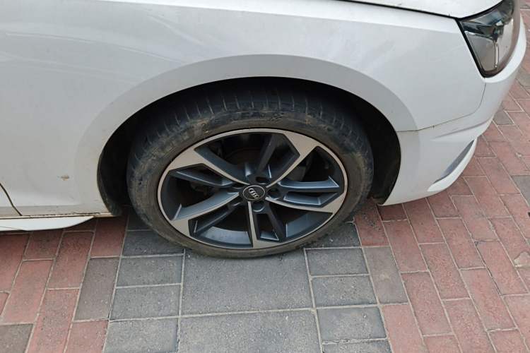 Used Audi A4L 2020 40 TFSI Fashionable and Elegant Model Right Front Wheel Hub