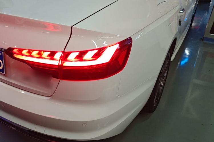 Used Audi A4L 2020 40 TFSI Fashionable and Elegant Model Right Rear Taillight