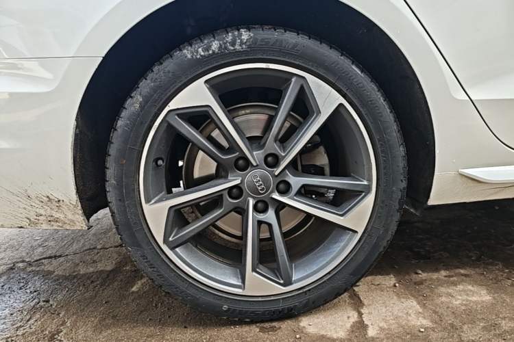 Used Audi A4L 2020 40 TFSI Fashionable and Elegant Model Right Rear Wheel Hub