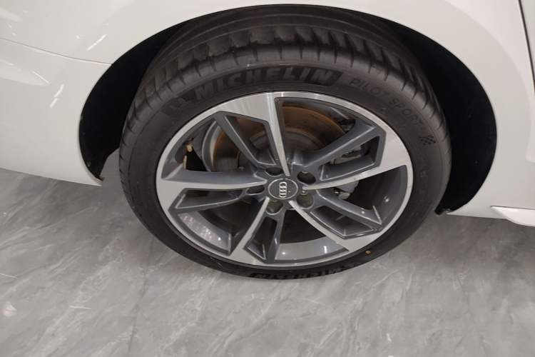 Used Audi A4L 2020 40 TFSI Fashionable and Elegant Model Right Rear Wheel Hub