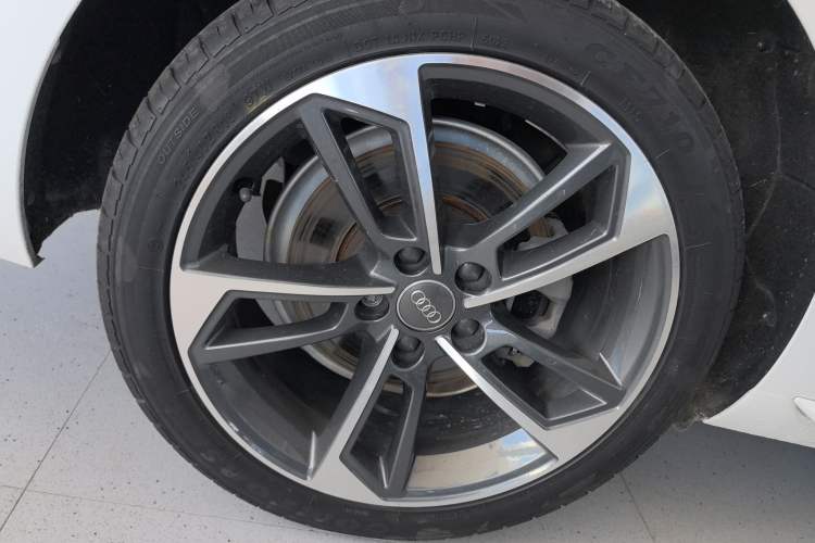 Used Audi A4L 2020 40 TFSI Fashionable and Elegant Model Right Rear Wheel Hub