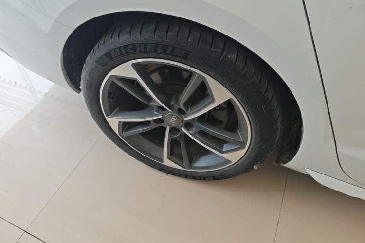Used Audi A4L 2020 40 TFSI Fashionable and Elegant Model Right Rear Wheel Hub