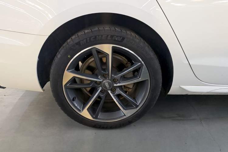 Used Audi A4L 2020 40 TFSI Fashionable and Elegant Model Right Rear Wheel Hub