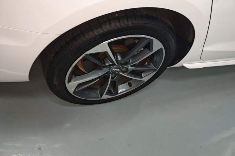 Used Audi A4L 2020 40 TFSI Fashionable and Elegant Model Right Rear Wheel Hub