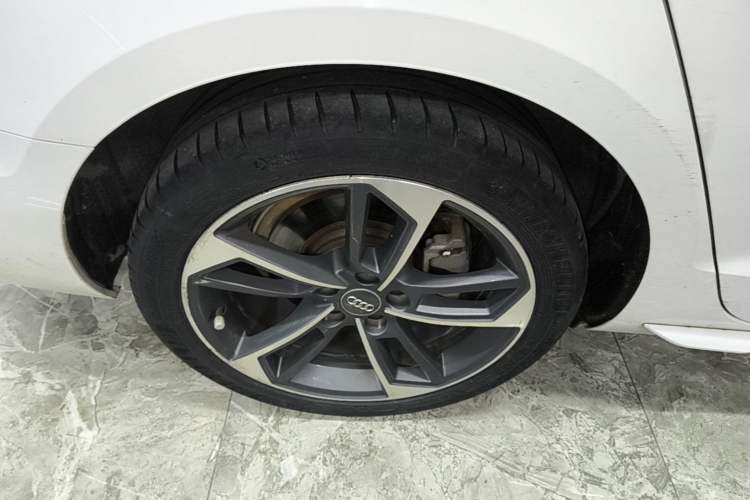 Used Audi A4L 2020 40 TFSI Fashionable and Elegant Model Right Rear Wheel Hub