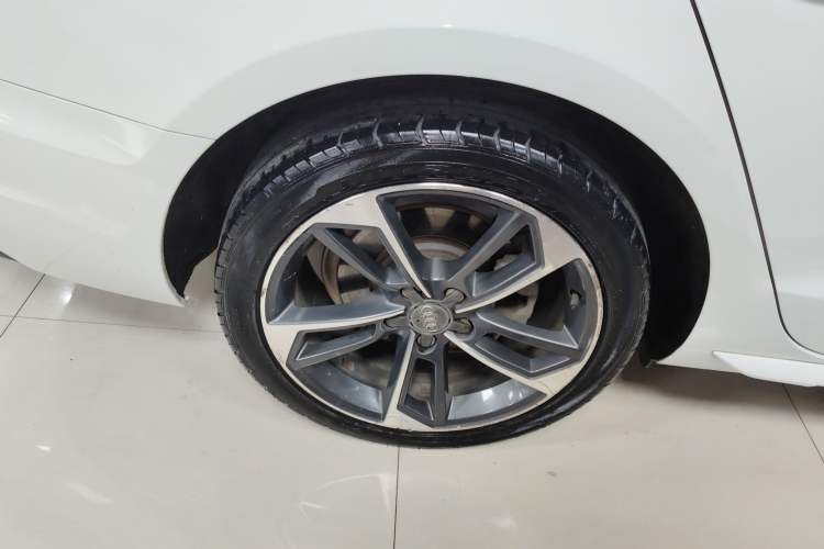 Used Audi A4L 2020 40 TFSI Fashionable and Elegant Model Right Rear Wheel Hub