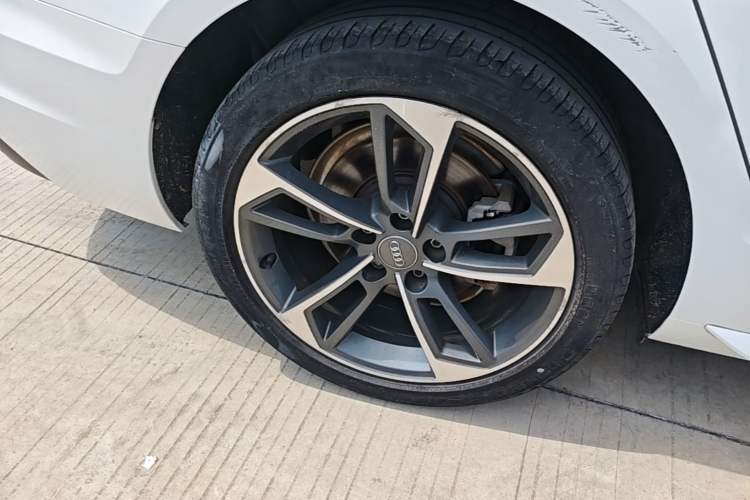Used Audi A4L 2020 40 TFSI Fashionable and Elegant Model Right Rear Wheel Hub