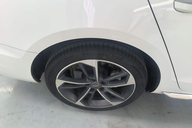 Used Audi A4L 2020 40 TFSI Fashionable and Elegant Model Right Rear Wheel Hub