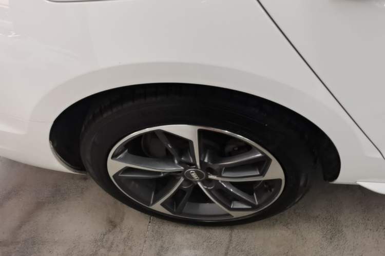 Used Audi A4L 2020 40 TFSI Fashionable and Elegant Model Right Rear Wheel Hub