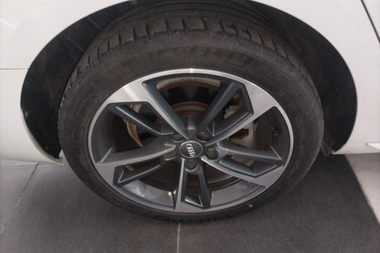 Used Audi A4L 2020 40 TFSI Fashionable and Elegant Model Right Rear Wheel Hub