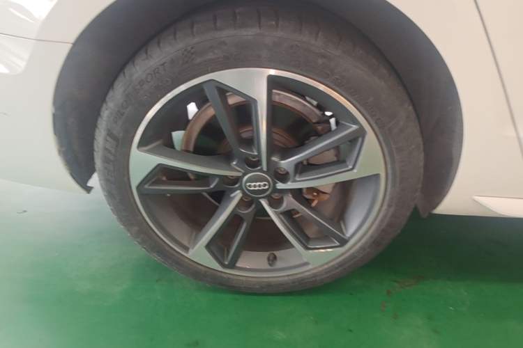 Used Audi A4L 2020 40 TFSI Fashionable and Elegant Model Right Rear Wheel Hub