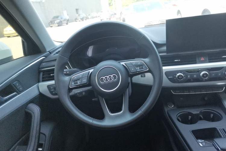 Used Audi A4L 2020 40 TFSI Fashionable and Elegant Model Steering Wheel