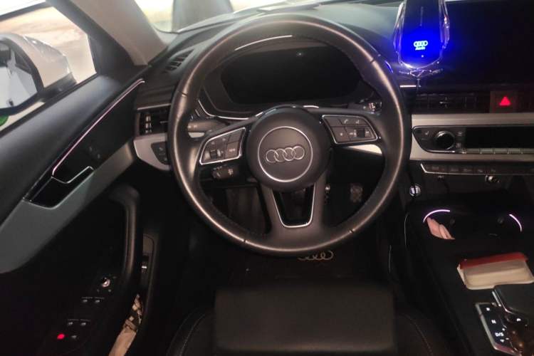 Used Audi A4L 2020 40 TFSI Luxury Dynamic Model Steering Wheel