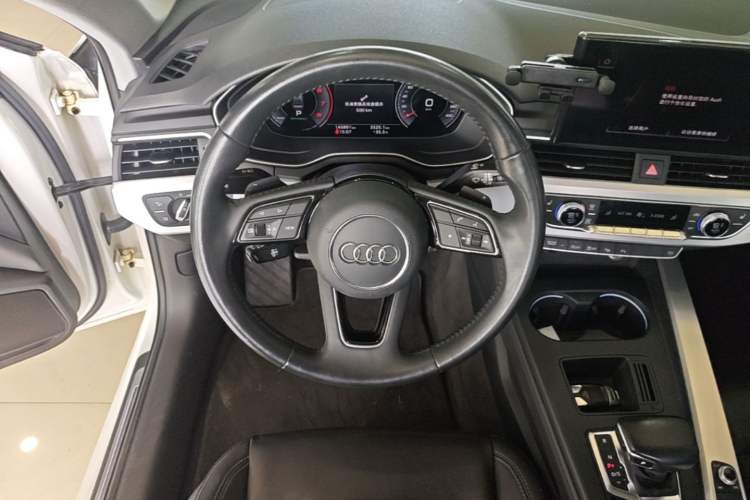 Used Audi A4L 2020 40 TFSI Fashionable and Elegant Model Steering Wheel